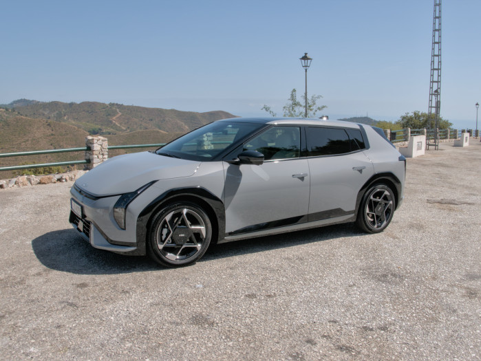 Der EV4 ist klar als Kia zu erkennen. (Bild: Tobias Költzsch/Golem)