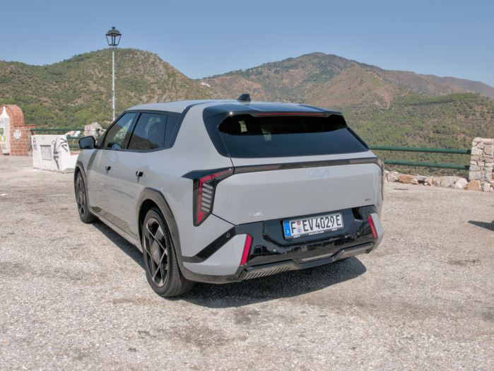 Das Heck hat kein durchgehendes Bremslicht, auch wenn es auf den ersten Blick so aussieht. (Bild: Tobias Költzsch/Golem)