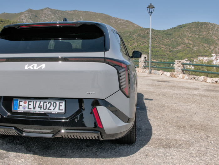 Die Heckleuchten sind analog zu den Frontscheinwerfern schmal. (Bild: Tobias Költzsch/Golem)