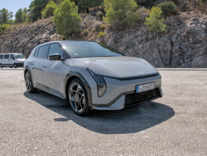 Die Front des EV4 wirkt sportlich. (Bild: Tobias Költzsch/Golem)