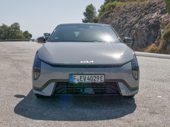 Die LED-Frontscheinwerfer sehen ein wenig aus wie Reißzähne. (Bild: Tobias Költzsch/Golem)