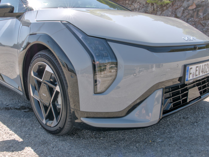 Der EV4 hat wie auch andere Kias eine auffällige Frontschürze. (Bild: Tobias Költzsch/Golem)