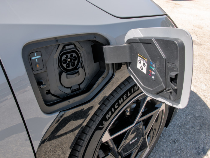 Der EV4 mit großem Akku wie unser Testfahrzeug lässt sich mit 128 kW laden. (Bild: Tobias Költzsch/Golem)