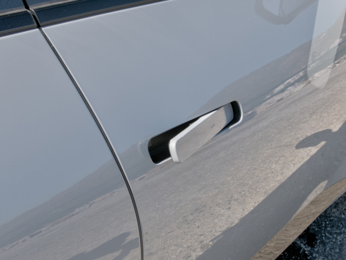 Die Türgriffe sind in der Tür versenkt. (Bild: Tobias Költzsch/Golem)