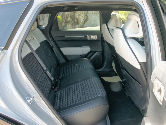 Die Rücksitze des EV4 haben ein gutes Platzangebot und sind bequem. (Bild: Tobias Költzsch/Golem)