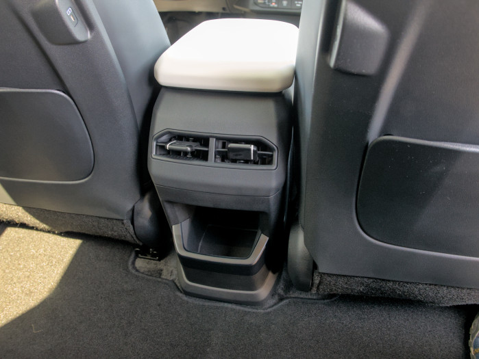 Die erstaunt dreinblickende Mittelkonsole hat zwei Lüftungsaschlitze und ein kleines Ablagefach. (Bild: Tobias Költzsch/Golem)