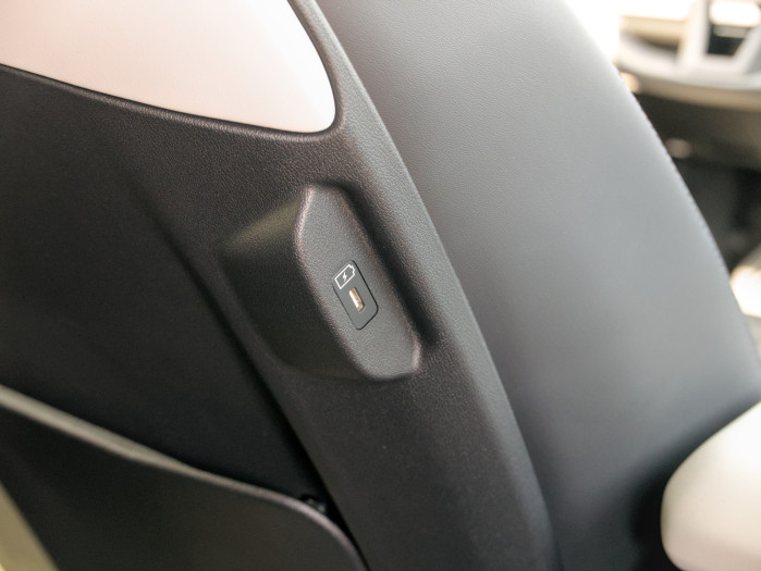 Den Passagieren im Fond stehen USB-C-Anschlüsse zur Verfügung. (Bild: Tobias Költzsch/Golem)