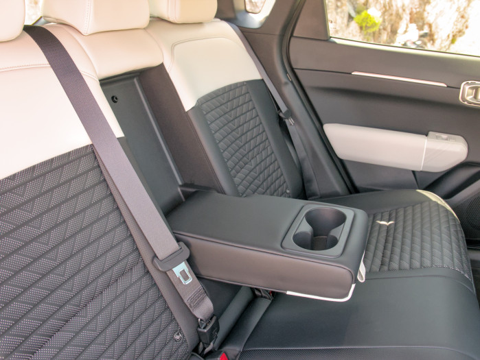 Der mittlere Sitz lässt sich durch eine Armlehne ersetzen. (Bild: Tobias Költzsch/Golem)