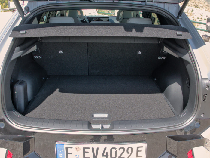 Der Kofferraum des EV4 ist mit 435 Litern durchschnittlich groß. (Bild: Tobias Költzsch/Golem)