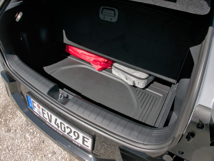 Unter dem Boden findet sich weiterer Stauraum. (Bild: Tobias Költzsch/Golem)