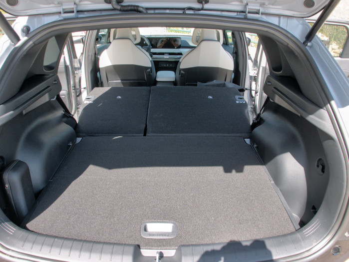 Mit zurückgeklappten Rücksitzen bietet der EV4 1.415 Liter Platz. (Bild: Tobias Költzsch/Golem)