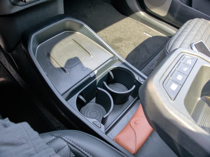 Unter der Mittelkonsole ist ein weiteres Staufach mit integrierten Becherhaltern. (Bild: Tobias Költzsch/Golem)