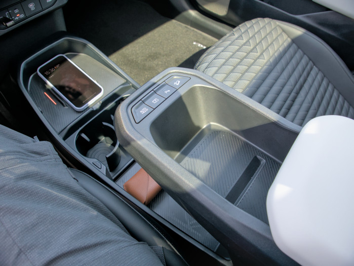 In der Mittelkonsole sind zudem Bedienknöpfe untergebracht. (Bild: Tobias Költzsch/Golem)