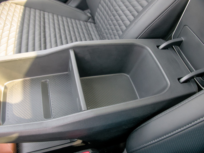 Das Staufach unter der Armlehne in der Mittelkonsole ist eher klein. (Bild: Tobias Költzsch/Golem)