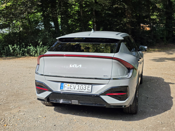 Das Heckfenster des EV6 ist flach und hat keinen Scheibenwischer. (Bild: Tobias Költzsch/Golem)