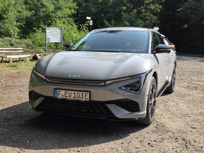 Der EV6 hat ein sportliches Äußeres mit wiedererkennbaren Frontscheinwerfern. (Bild: Tobias Költzsch/Golem)