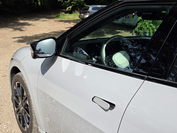 Die Griffe werden automatisch aus- und eingeklappt. (Bild: Tobias Költzsch/Golem)