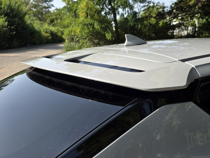 Der EV6 hat am Dach und am Ende des Kofferraums jeweils einen kleinen Spoiler. (Bild: Tobias Költzsch/Golem)