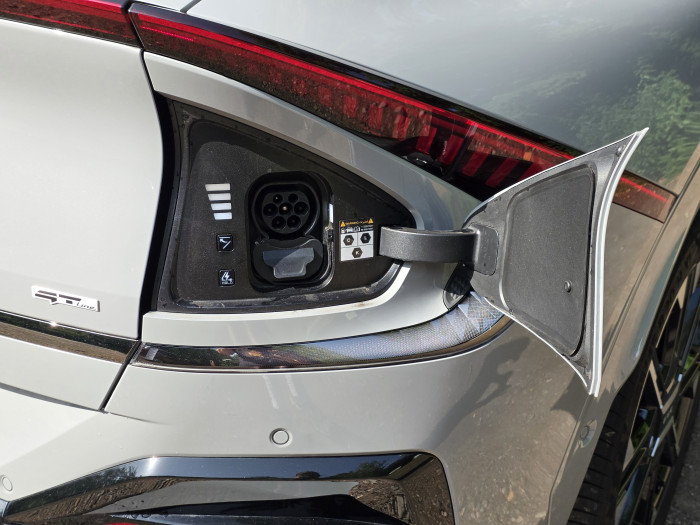 Die motorisierte Ladeklappe ist hinten rechts eingebaut - gut fürs Laden am Straßenrand. (Bild: Tobias Költzsch/Golem)