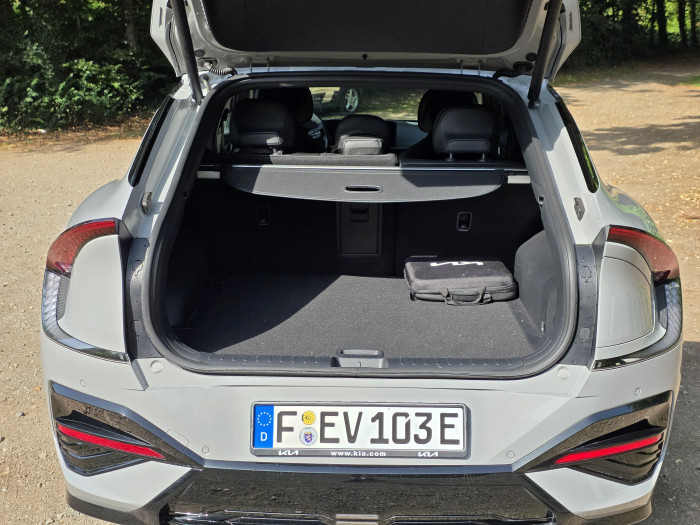 Der Kofferraum hat mit 490 Litern ein gutes Fassungsvermögen. (Bild: Tobias Költzsch/Golem)