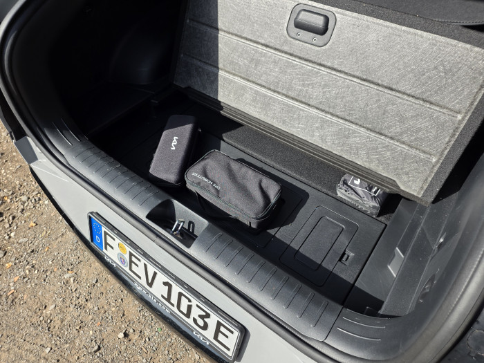 Unter der Bodenabdeckung ist noch Platz für Zubehör. (Bild: Tobias Költzsch/Golem)