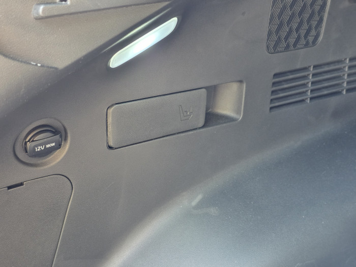 Die Sitze lassen sich über Hebel im Kofferraum umlegen - wieder aufgerichtet werden müssen sie aber manuell. (Bild: Tobias Költzsch/Golem)