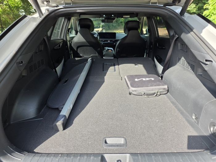 Mit umgeklappten Rücksitzen ist im EV6 reichlich Platz. (Bild: Tobias Költzsch/Golem)