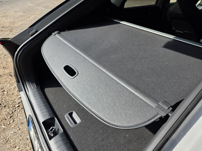 Die Kofferraumabdeckung hat einen etwas hakeligen Befestigungsmechanismus. (Bild: Tobias Költzsch/Golem)