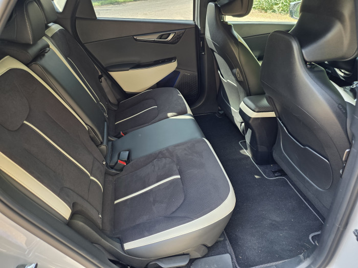 Auf den Rücksitzen des EV6 ist dank eines Radstands von 2,90 Metern reichlich Platz. (Bild: Tobias Költzsch/Golem)