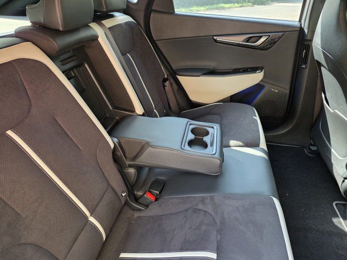 Die Armlehne lässt sich herunterklappen und kommt mit zwei Becherhaltern. (Bild: Tobias Költzsch/Golem)