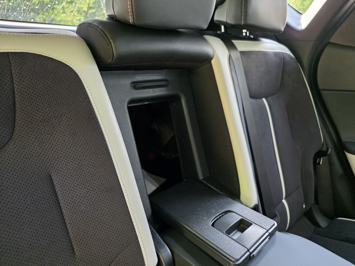 Praktisch: Hinter der Armlehne ist eine Klappe, durch die Passagiere in den Kofferraum greifen können. (Bild: Tobias Költzsch/Golem)