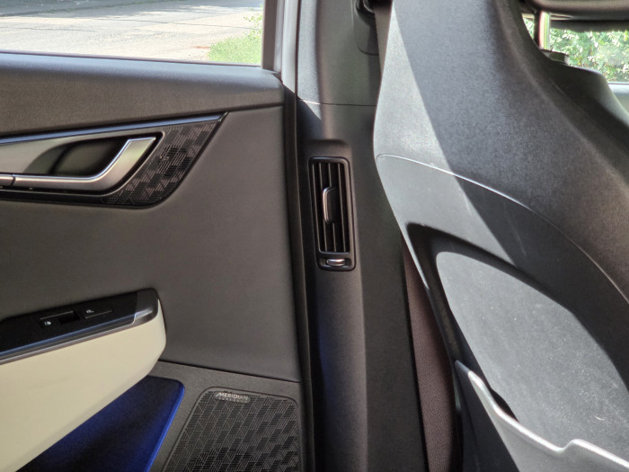 Die Rücksitze haben eigene Luftdüsen, aber keine separate Klimazone. (Bild: Tobias Költzsch/Golem)