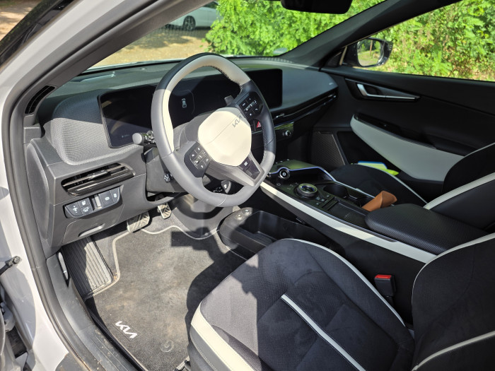 Das Cockpit des EV6 bietet reichlich Platz. (Bild: Tobias Költzsch/Golem)