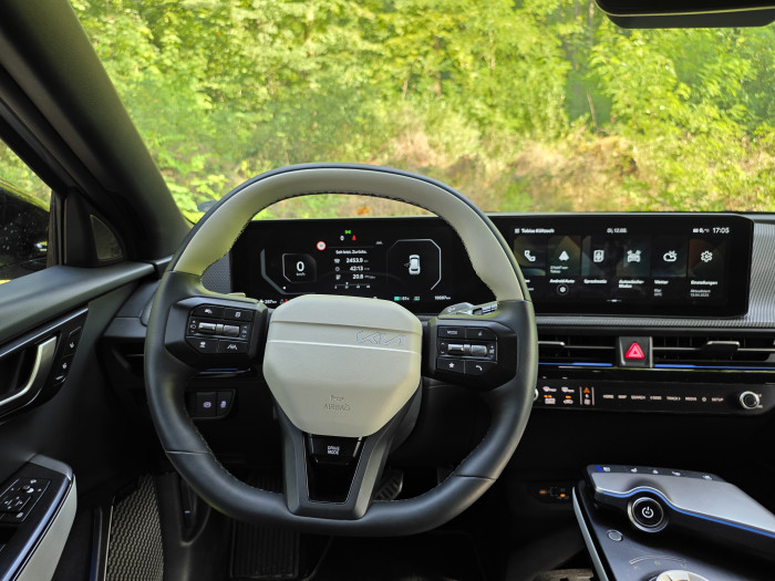 Das Armaturenbrett und das Lenkrad erinnern an andere aktuelle Kia-Fahrzeuge und sind übersichtlich aufgebaut. (Bild: Tobias Költzsch/Golem)