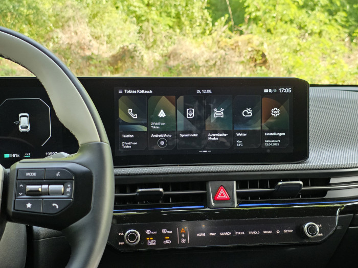 In der Mitte ist ein Infotainment-Display eingebaut, darunter die kombinierte Home-Leiste und die Klimasteuerung. (Bild: Tobias Költzsch/Golem)