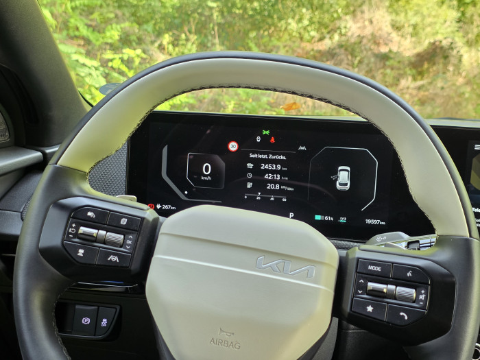 Auf dem Display hinter dem Lenkrad werden alle wichtigen Informationen zur Fahrt übersichtlich angezeigt. (Bild: Tobias Költzsch/Golem)