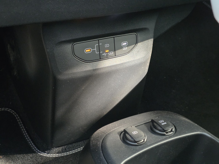 Kia hat im EV6 reichlich USB-C-Ports zum Laden eingebaut. (Bild: Tobias Költzsch/Golem)