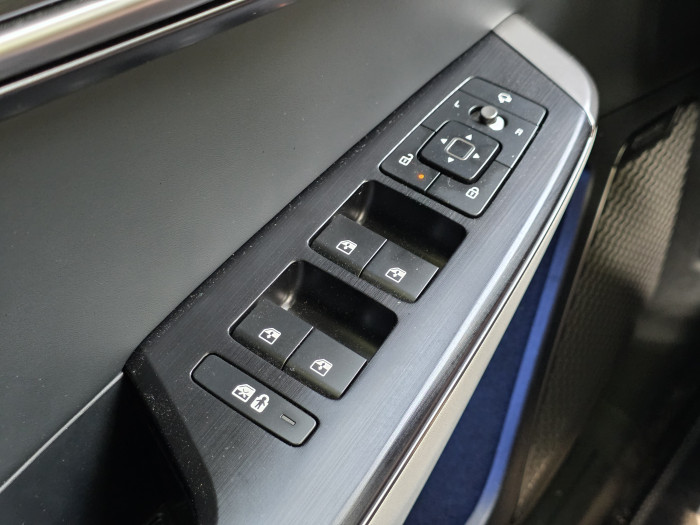 Die Außenspiegel werden im EV6 klassisch über Buttons eingestellt. (Bild: Tobias Költzsch/Golem)