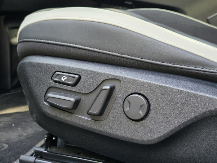 Unser Testfahrzeug hat elektronisch einstellbare Sitze. (Bild: Tobias Költzsch/Golem)