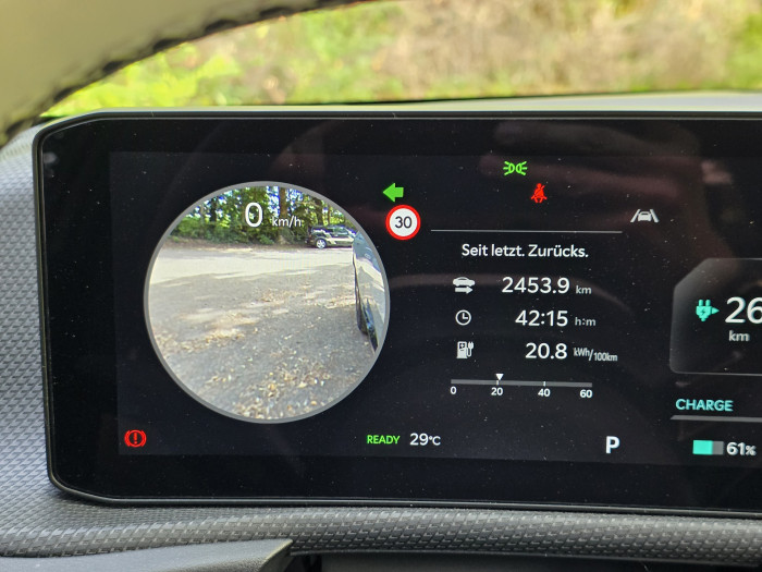 Optional kann der EV6 mit Totwinkelkameras ausgestattet werden, die beim Blinken den Blick nach hinten zeigen. (Bild: Tobias Költzsch/Golem)