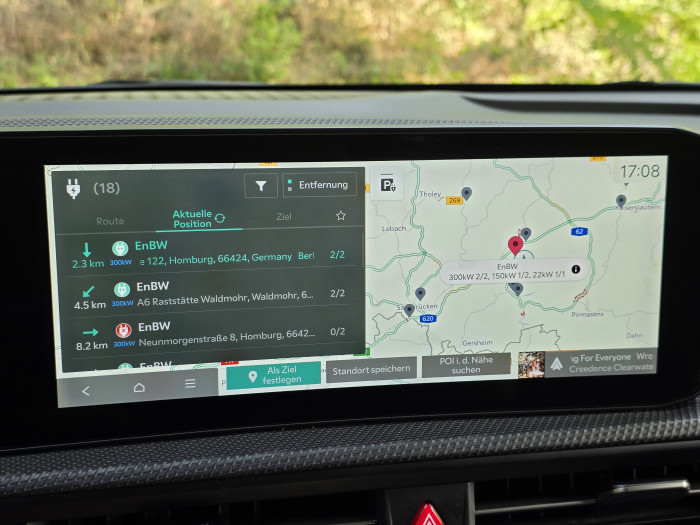 Das Navi zeigt auf Knopfdruck umliegende Ladestationen mit Livedaten an - wenn gewünscht auch nur von bestimmten Anbietern. (Bild: Tobias Költzsch/Golem)