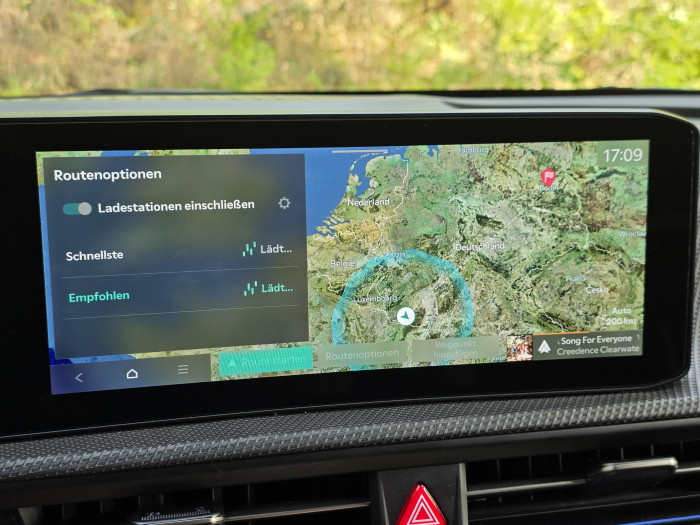 Die Routenplanung schließt eine Ladeplanung mit ein - zudem wird immer die erwartete Reichweite auf der Karte angezeigt. (Bild: Tobias Költzsch/Golem)