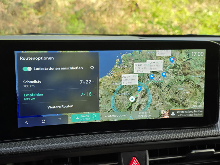 Die Routenplanung zeigt die Ladestopps mit den erwarteten Ladezeiten an. (Bild: Tobias Költzsch/Golem)