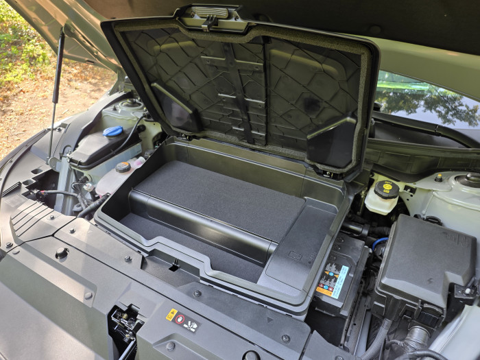 Der Frunk ist bei der 239-kW-Version mit Allradantrieb winzig - nicht einmal das Typ-2-Ladekabel passt hinein. (Bild: Tobias Költzsch/Golem)