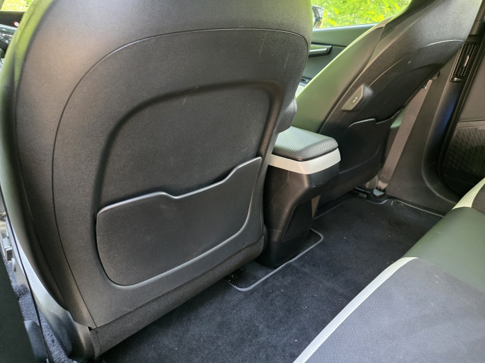 Auf der Rückbank gibt es wie vorne guten Stauraum. (Bild: Tobias Költzsch/Golem)