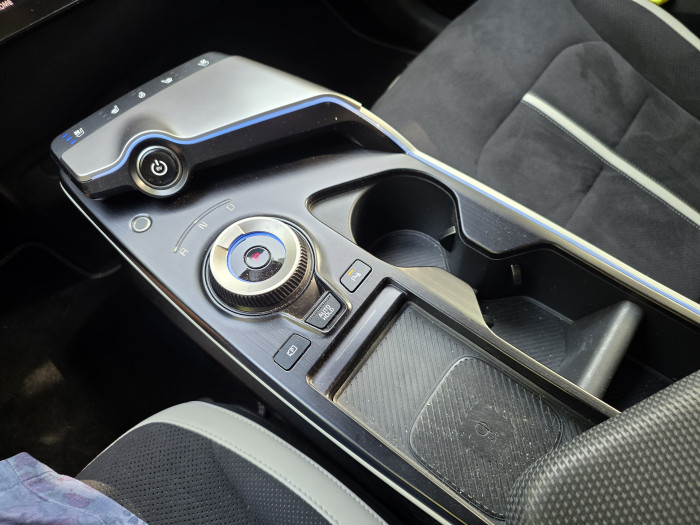 Die Mittelkonsole beinhaltet den Gangwahlschalter, den Einschalter, eine Ladeschale sowie Becherhalter und Stauraum. Auch die Bedienelemente für die Sitzheizung und -belüftung sind dort eingebaut. (Bild: Tobias Költzsch/Golem)
