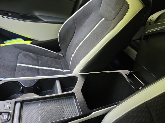 Die Mittelkonsole beinhaltet zudem noch eine Ablade darunter sowie ein großes Staufach. (Bild: Tobias Költzsch/Golem)