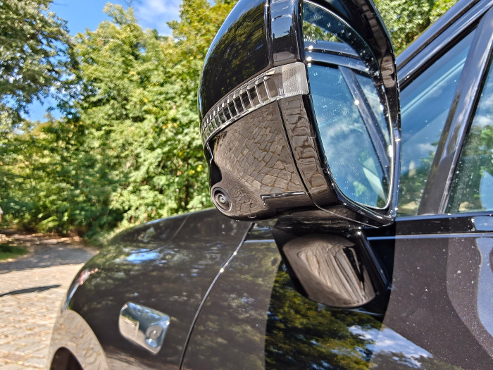 Es gibt Kameras, die die seitlichen Bereiche erfassen - aber nicht den toten Winkel. (Bild: Martin Wolf/Golem.de)