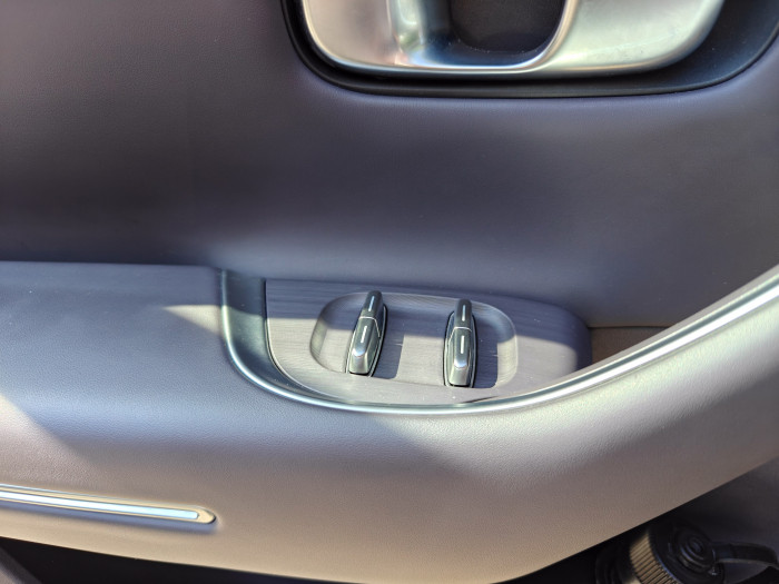 Im Innenraum wird Kunststoff verwendet, die Oberflächen fühlen sich aber gut an. (Bild: Martin Wolf/Golem.de)