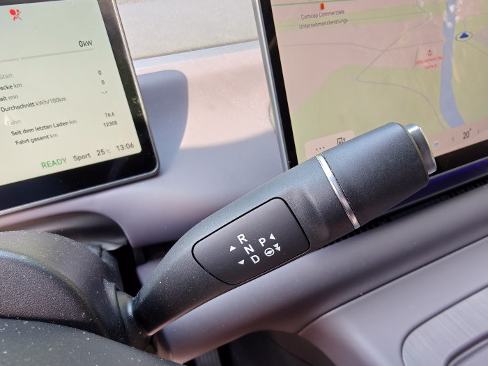 Der Gangwahlhebel ist gleichzeitig die Bedienung für den Abstandstempomaten und den Lenkassistenten. (Bild: Martin Wolf/Golem.de)